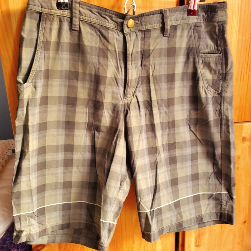 Lululemon Men's Kahuna Green Plaid Shorts Size 34